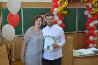 Щирі посмішки, приємні слова викладачам, фото на згадку з одногрупницями... Щирі посмішки, приємні слова викладачам, фото на згадку з одногрупницями...